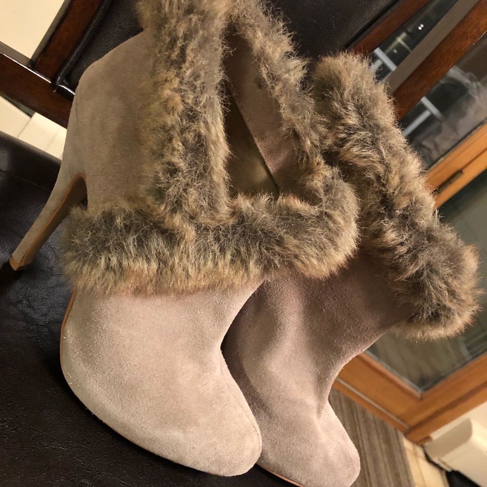 Boots with fur accent
